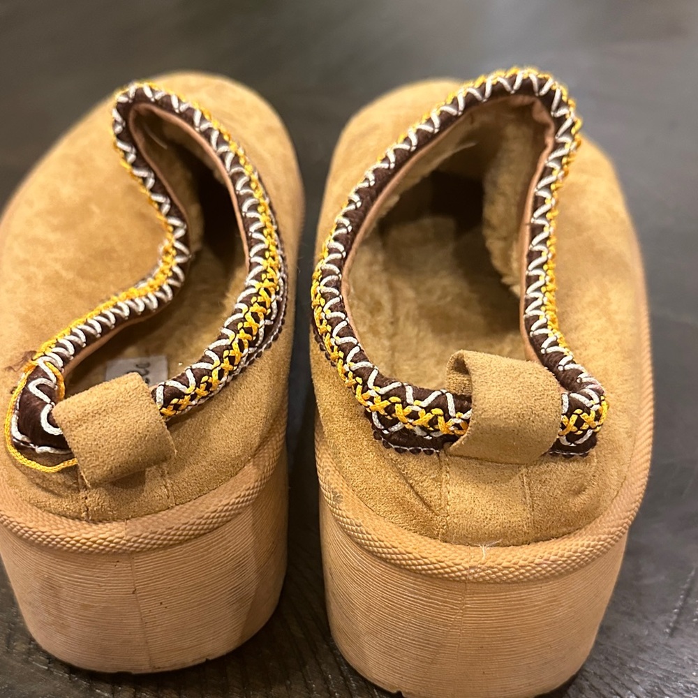 Dazzle Women's Tan Slippers - Picture 4 of 8